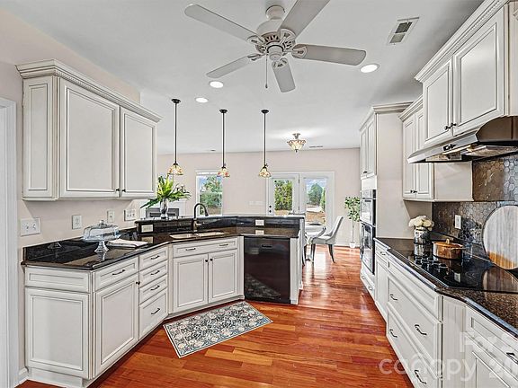 4th image of 3043 Burgess Dr