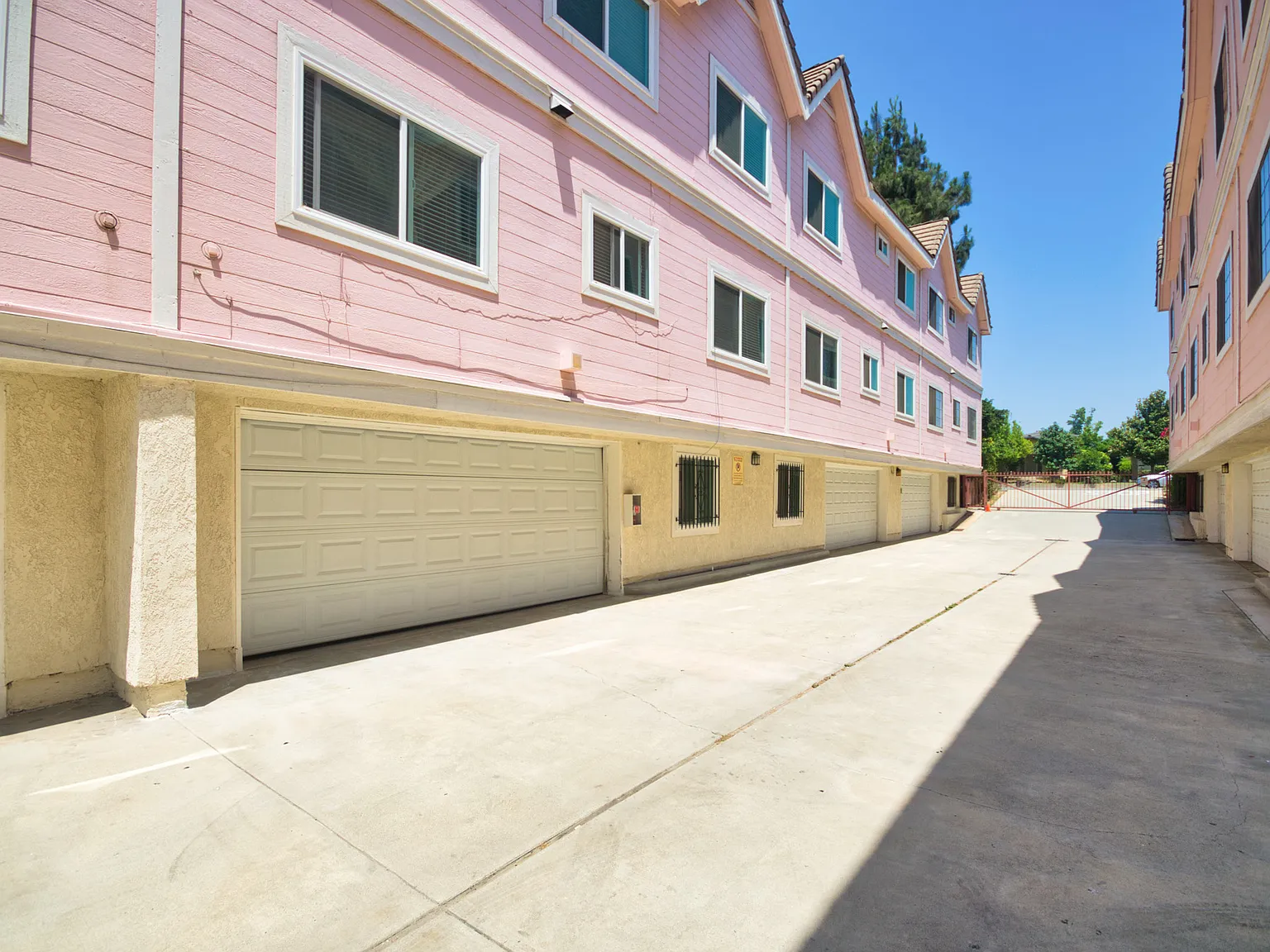 5 bed, 1708 sqft, $3,600 — Photo 2