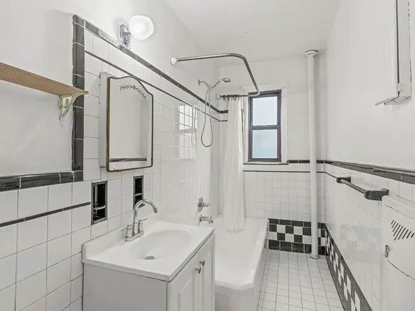 300 Ocean Parkway image 7 of 16