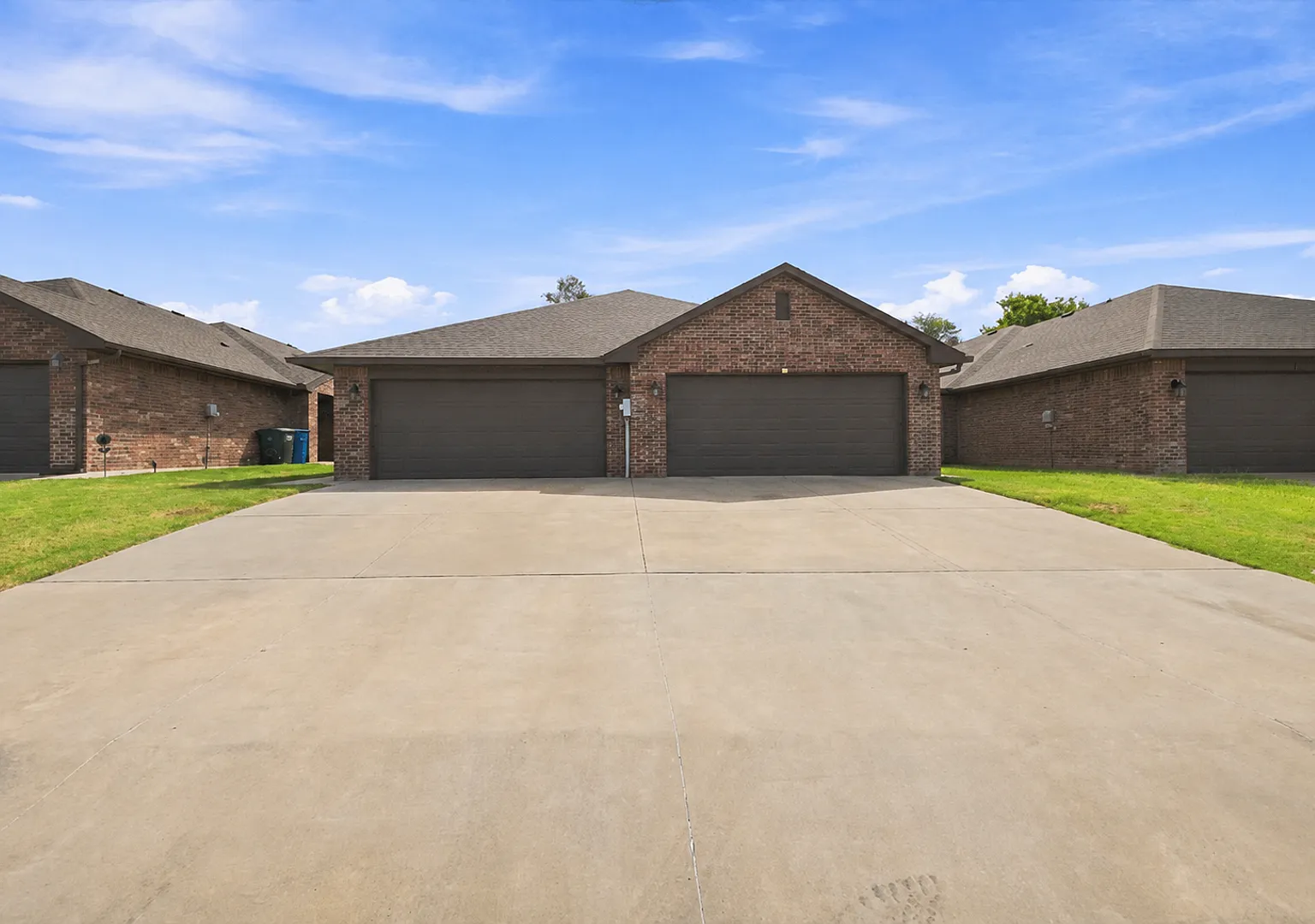 * Move In Special * 3 Bedroom 2 Bath 2 Car Garage - Edmond Schools Close To Downtown Edmond — Photo 1