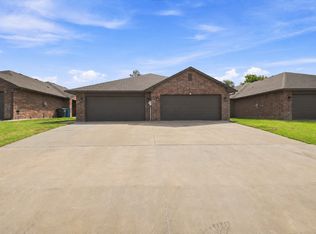 404 Chalk Hill Ct, Edmond, OK 73003