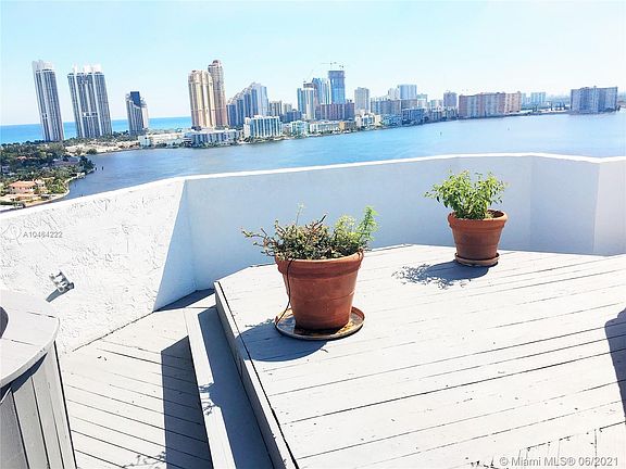 3rd image of 3600 Mystic Pointe Dr #Penthouse 17-18