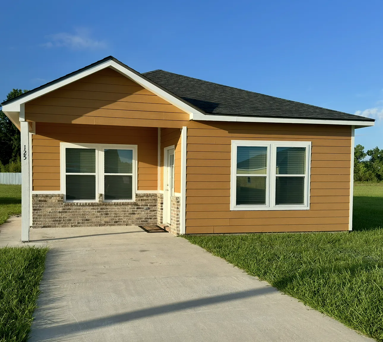 3 bed, 2.0 bath, 1300 sqft, $1,350 — Photo 1