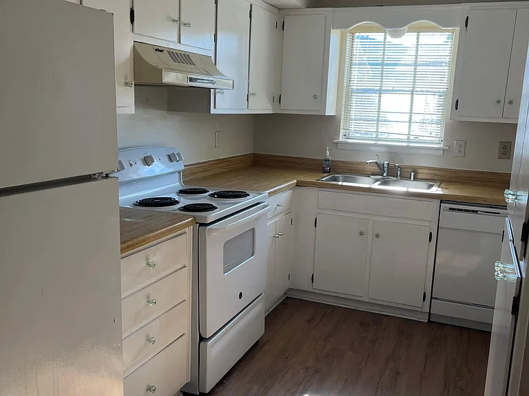 203 Marinawoods Dr SE #1 — Photo 1