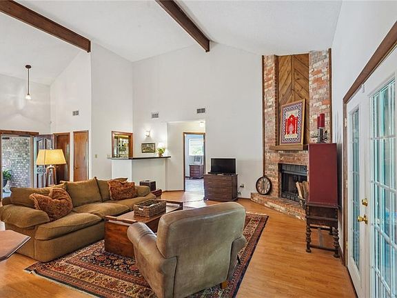 4th image of 304 Woodridge Blvd