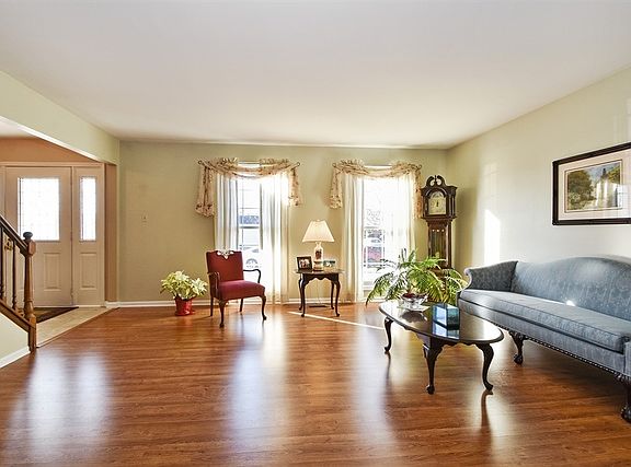 2nd image of 15537 Canterbury Ln