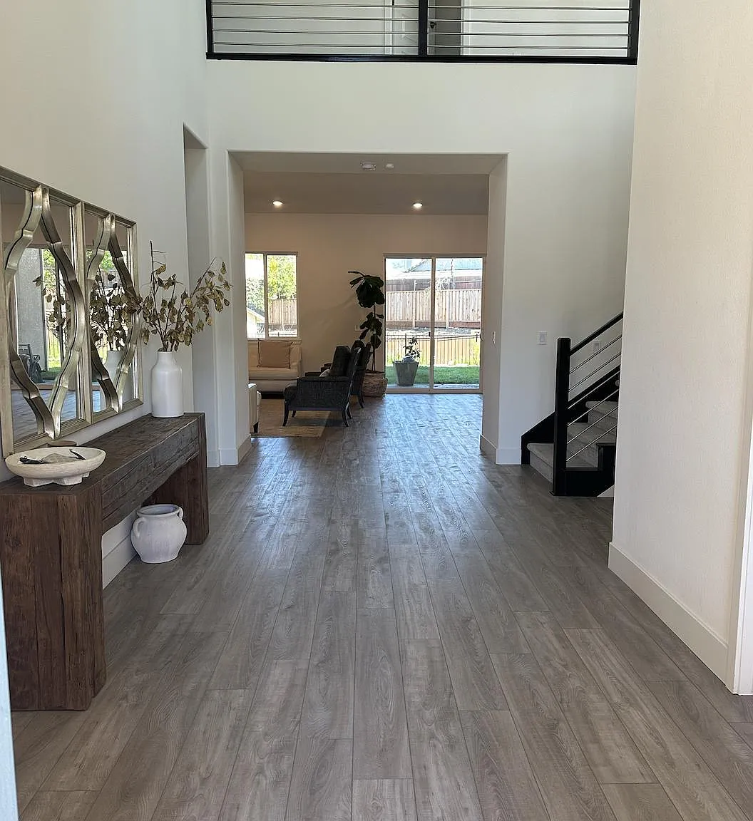 627 Lincoln Ct — Photo 2