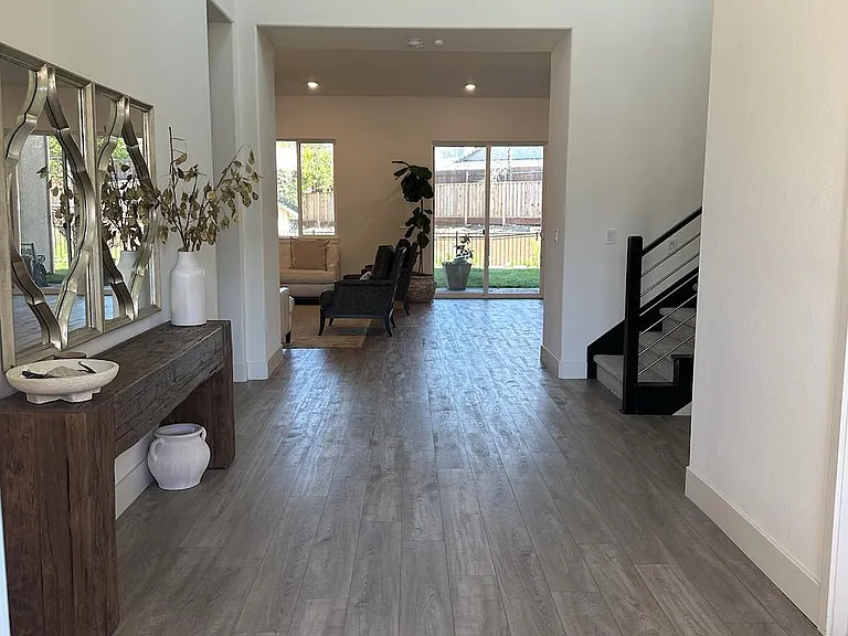 627 Lincoln Ct — Photo 2