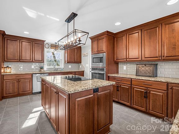 2nd image of 522 Country Club Cir