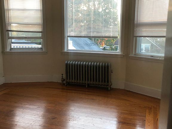 4th image of 24 Sheffield Ave Floor 3