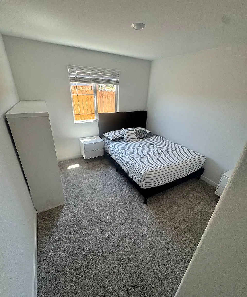 3 bed, 1233 sqft, $900 — Photo 2