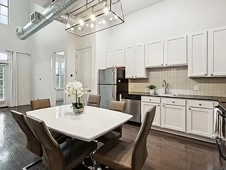 333 E Boyd Dr #16 — Photo 3
