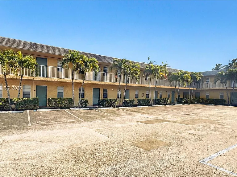 4081 N Dixie Hwy #20 — Photo 11