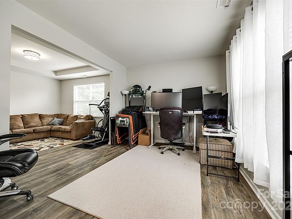 5th image of 677 Hicklin Dr