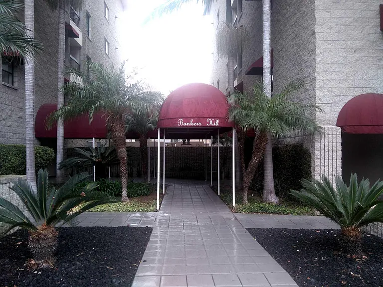 BANKERS HILL TOWERS...COMFORTABLE LIVING IN A SUPERB CENTRAL LOCATION