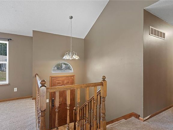 3rd image of 525 SE Onyx Dr
