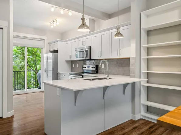 355 W Nolancrest Hts NW #203, Calgary, AB T3R 0Z9