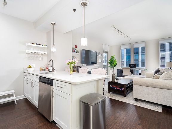3rd image of 1250 S Michigan Ave APT 1500