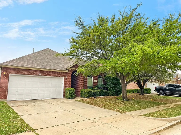 2820 Thorncreek Ln — Photo 2