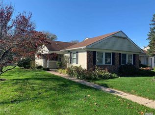 24 Chippendale Dr, Mount Sinai, NY 11766