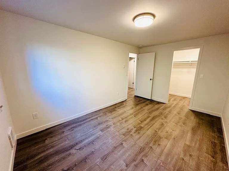 11211 NE 68th Street — Photo 15