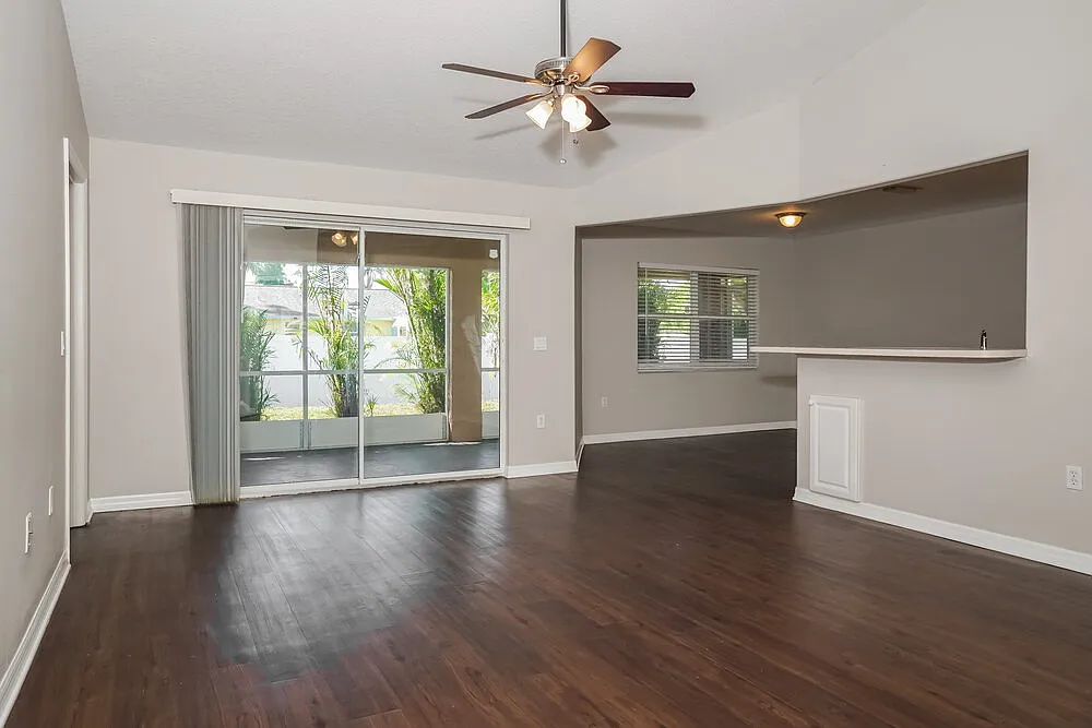 3 bed, 2.0 bath, 1303 sqft, $2,240 — Photo 3