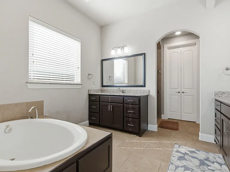7452 Reverchon Dr — Photo 22