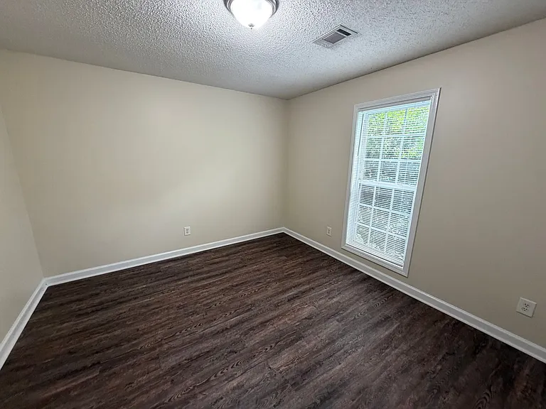 211 Ravenwood Ct — Photo 12