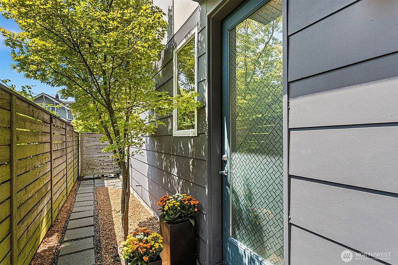 5th image of 3029 Beacon Avenue S