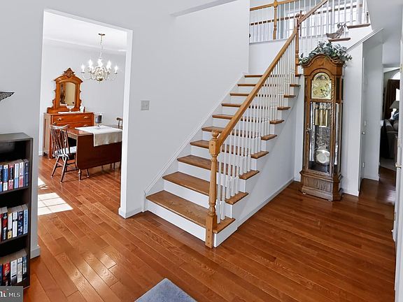 5th image of 110 Heritage Ct
