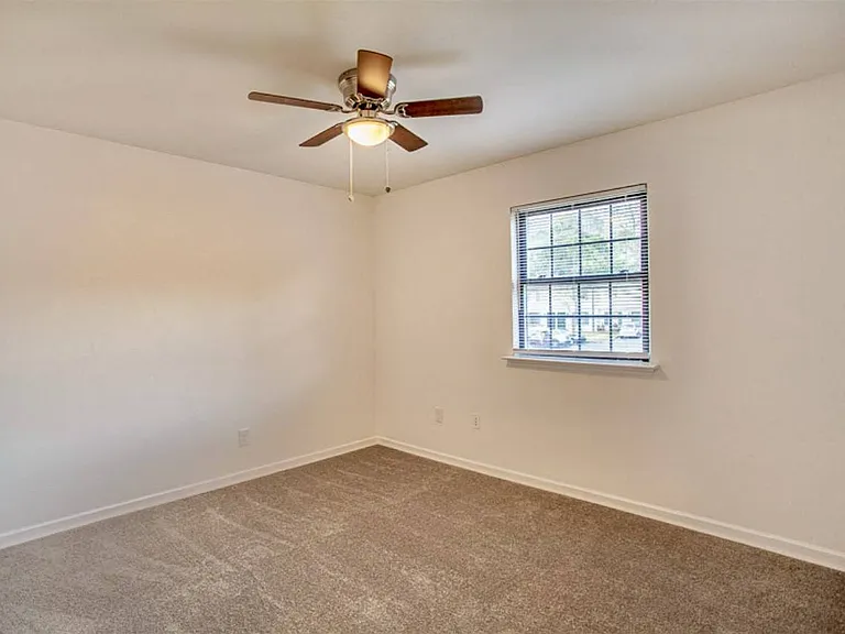 Country Club Apartments — Photo 17