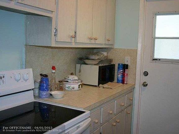 3rd image of 1040 SE 14th Pl APT 12B
