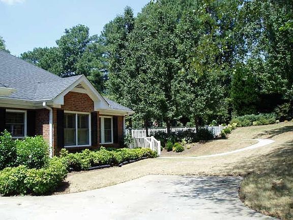 3rd image of 1313 Saxony Dr SE