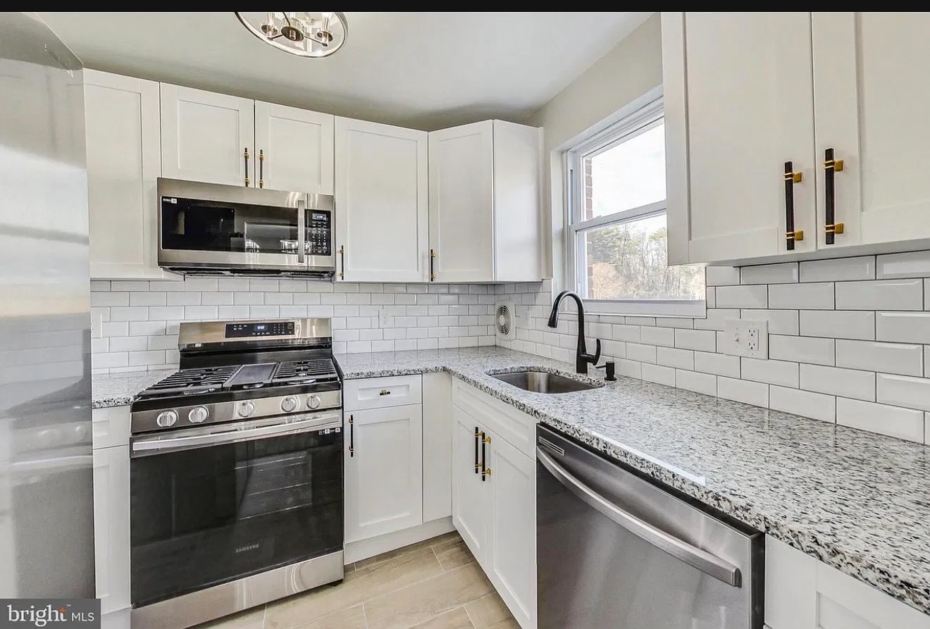 3 bed, 1.5 bath, 1124 sqft, $2,299 — Photo 2