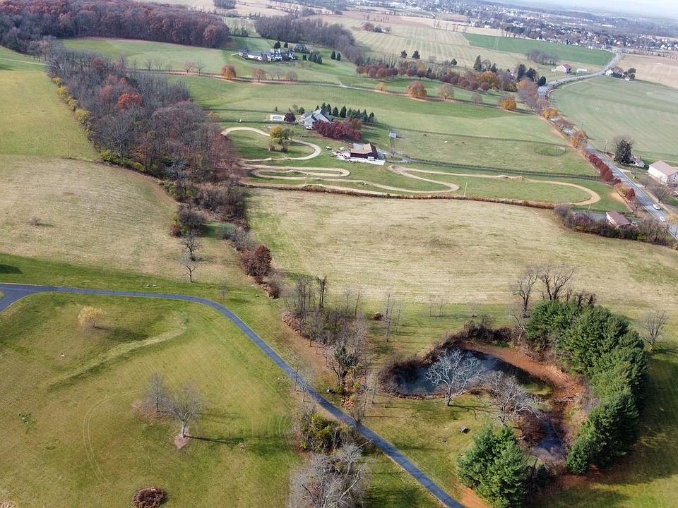 2nd image of 1445 Hanover Pike