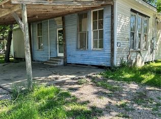 824 N College St, Gonzales, TX 78629