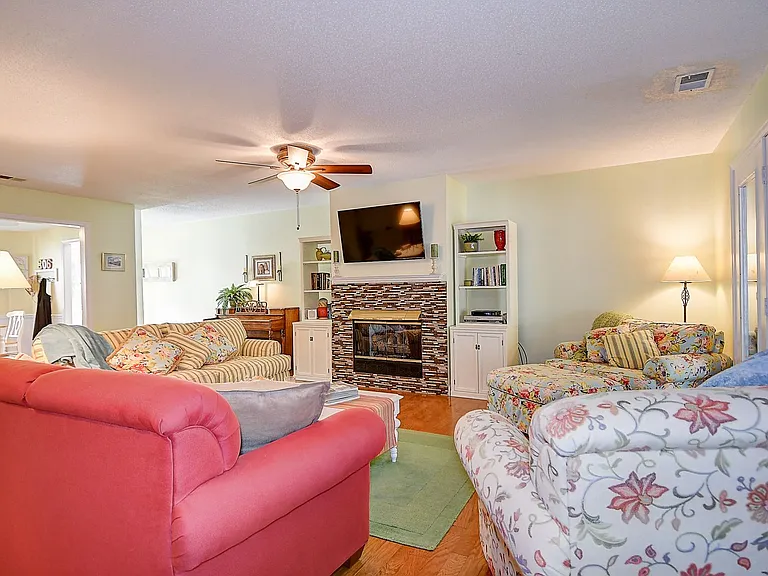 306 Esplanade Pl — Photo 1