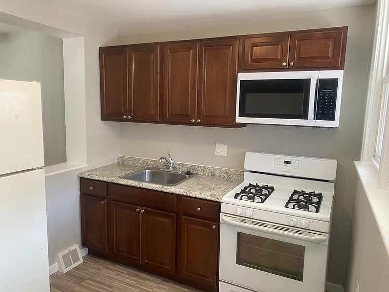 3241 Edgemont St — Photo 2