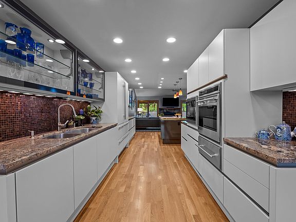 3rd image of 33 Stoneridge Cir