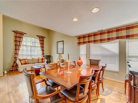5th image of 2216 Green Oaks Ln