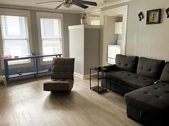 5th image of 625 E Woodlawn Ave