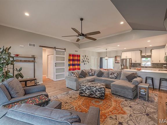 3rd image of 10465 Village Ln