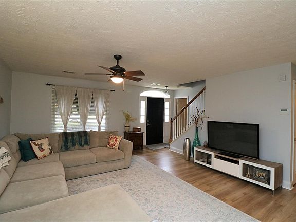 3rd image of 604 Buckner Dr