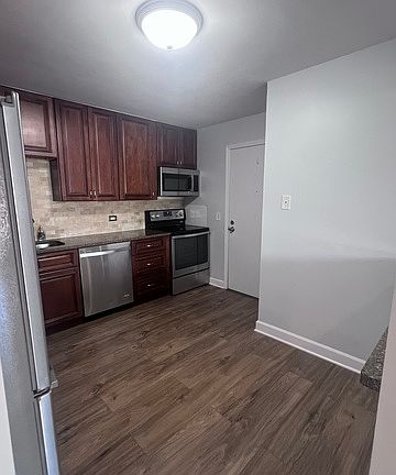 5th image of 2427 Ogden Ave APT 3