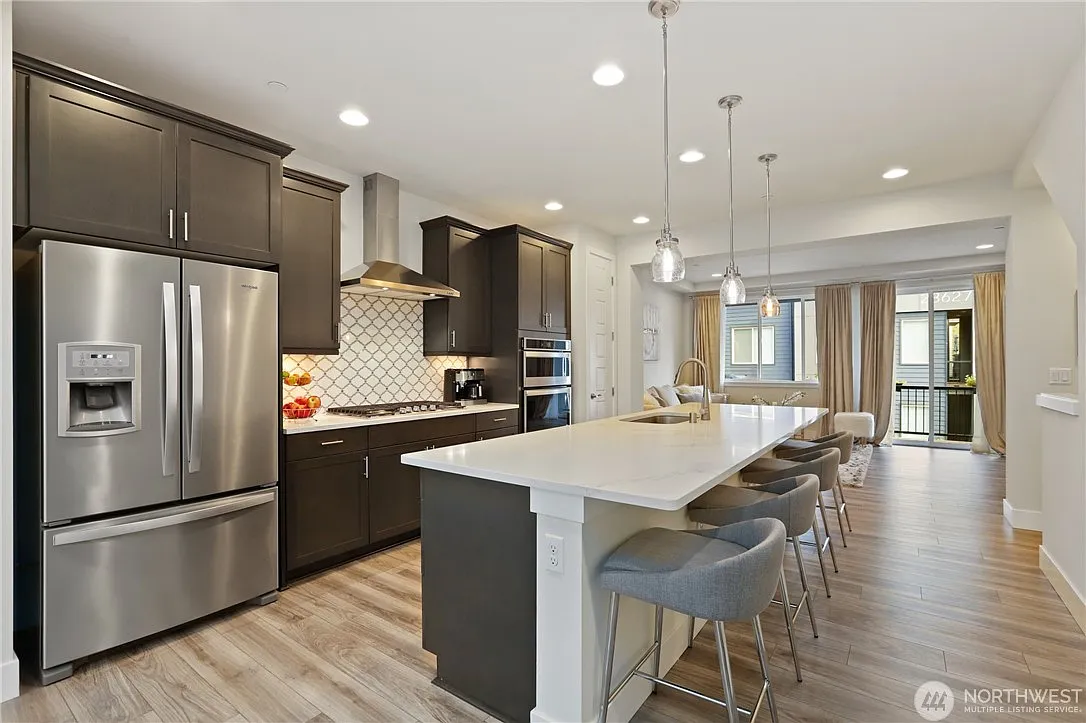 3 bed, 3.5 bath, 1819 sqft, $3,400 — Photo 2