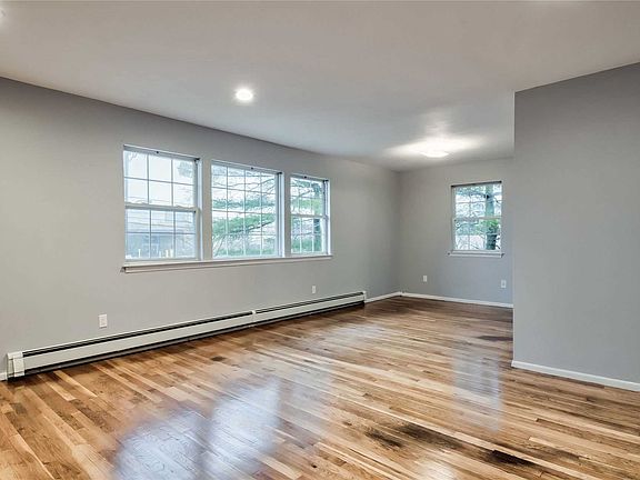 5th image of 225 Bay Ave