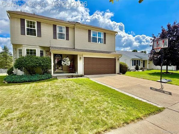 864 Carriage Hill Dr, Fenton, MI 48430