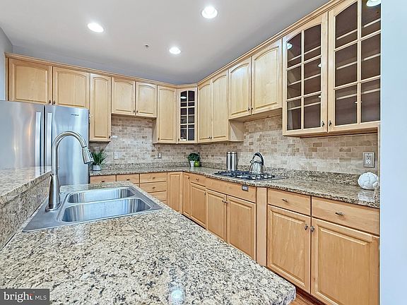 3rd image of 1015 Crestfield Dr