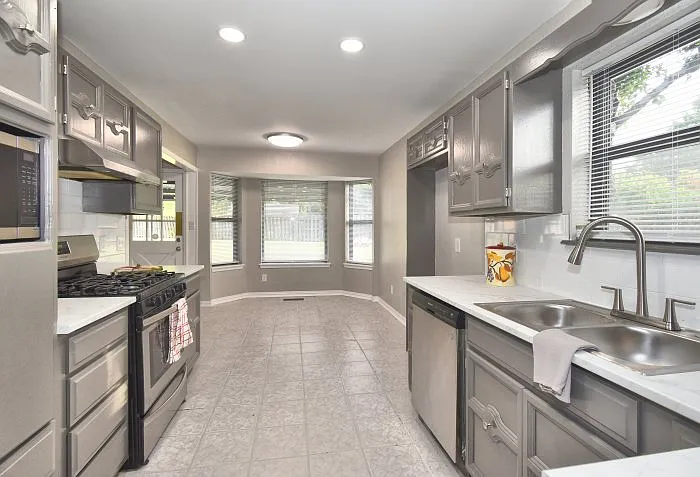 4 bed, 2.5 bath, 2724 sqft, $2,500 — Photo 2