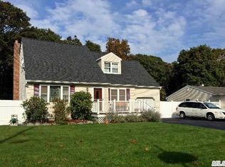 25 Golden Gate Dr, Shirley, NY 11967